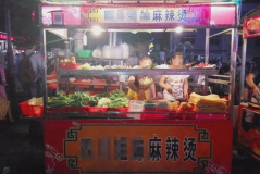 曝游客路边吃麻辣烫被收86元,86元一碗引发争议，当地执法部门介入调查